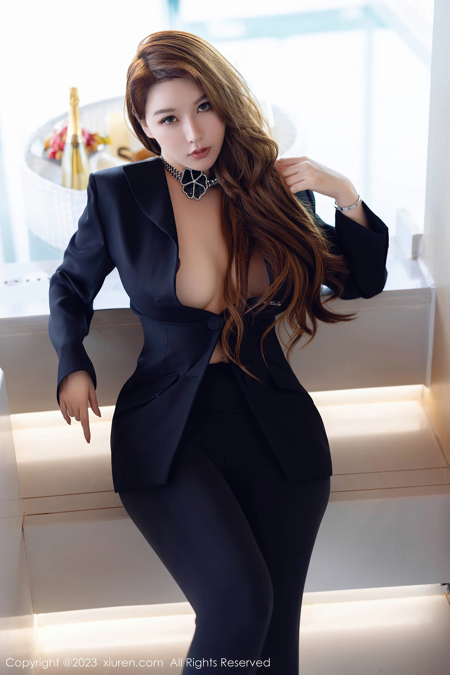 图片[2]-[XiuRen秀人网]2023.04.27 NO.6646 尤妮丝Egg 黑色西服加长裤与情趣乳贴性感私房写真集-秀人网官方网站